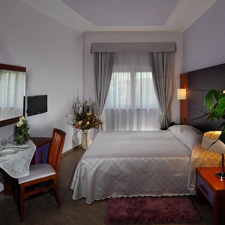 Hotel Roma Tiburtina Metro Bagian luar foto